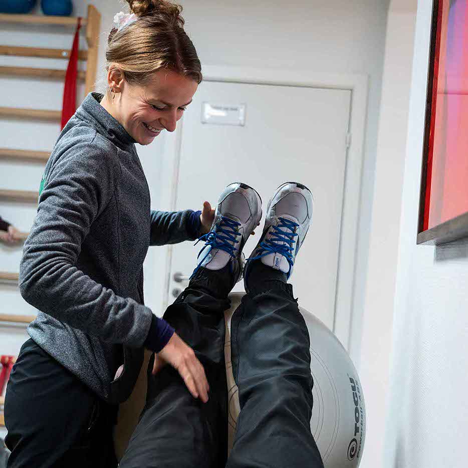 Glad træner fra Center for Sundhed i Hvidovre, hjælper kunde med træning.  